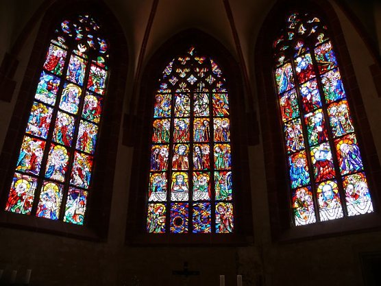 Die Buntglasfenster in der Blasii-Kirche (Foto: Angelo Glashagel)