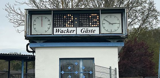 Die Anzeigetafel im AKS l&uuml;gt nicht. Und leider hat sie sich nach der Halbzeitpause auch nicht mehr ver&auml;ndert (Foto: FSV Wacker)