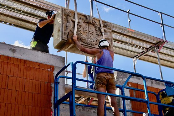 Der alte Quader aus dem 19. Jahrhundert wurde durch Steinmetz Jan Fehling aufgearbeitet (Foto: agl) Der alte Quader aus dem 19. Jahrhundert wurde durch Steinmetz Jan Fehling aufgearbeitet (Foto: agl)