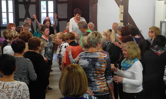 Lachyoga im Tabakspeicher (Foto: Stadtverwaltung Nordhausen ) Lachyoga im Tabakspeicher (Foto: Stadtverwaltung Nordhausen )