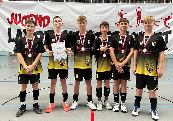 Stolze Volleyballer des S&uuml;dharzer Volleyball Clubs pr&auml;sentieren ihre Urkunde (Foto: D.Rieger)