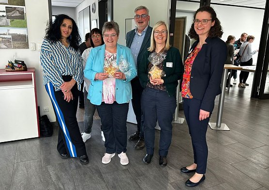 Vivian Grabe, Petra Dienemann, Ina Schm&uuml;cking, Stefan N&uuml;&szlig;le, Dr. Stefanie Hammer (TMASGFF), Barbara Wolf. (Foto: Pressestelle Landratsamt)