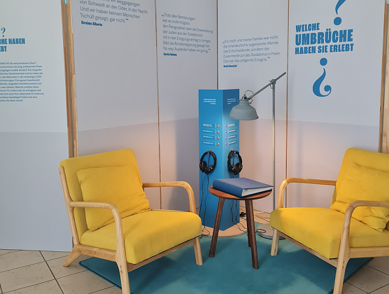 An H&ouml;rstationen k&ouml;nnen die Besucher den Wendegeschichten der Menschen nachh&ouml;ren. (Foto: SWG Nordhausen/Schedwill)