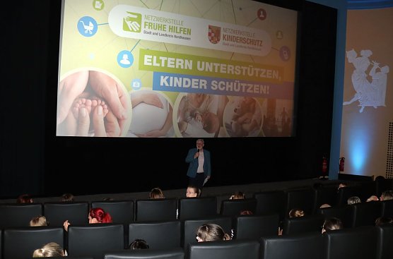 Stefan N&uuml;&szlig;le begr&uuml;&szlig;te rund 100 Fachkr&auml;fte im Nordh&auml;user Kino (Foto: Pressestelle Landratsamt)