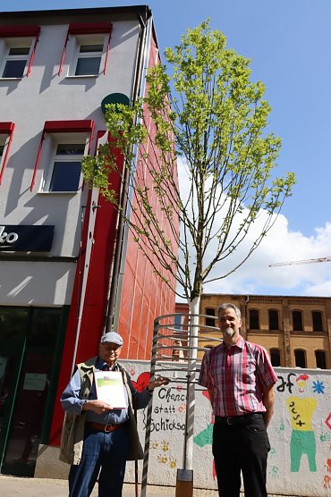 &Uuml;bergabe Urkunde Baumspende Hans-Dieter Werther (links) (Foto: Stadt Nordhausen)