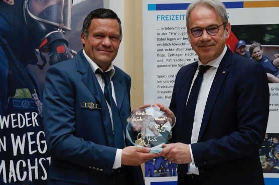Der Ortsbeauftragte des THW, Detlef Schmidt und Innenminister Georg Maier (Foto: agl)