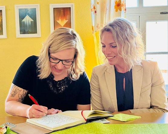 Die Landtagsabgeordnete Katja Mitteldorf und Ministerin Susanna Karawanksij (Foto: Evangelischer Kirchenkreis S&uuml;dharz)