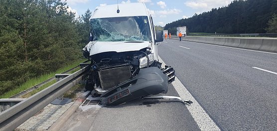Der unfallverursachende Sprinter auf der Autobahn (Foto: API) Der unfallverursachende Sprinter auf der Autobahn (Foto: API)