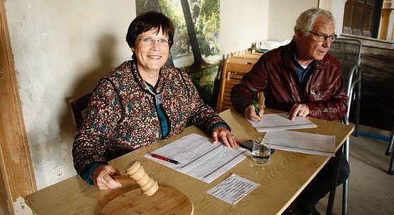 Hildegard Seidel hat bei der Auktion zum Nachlass von Gerhard und Dietrich Rose den Hammer geschwungen (Foto: F&ouml;rderverein Park Hohenrode)