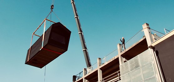 Am Bahnhofsplatz kamen heute kleine Häuser geflogen (Foto: agl) Am Bahnhofsplatz kamen heute kleine Häuser geflogen (Foto: agl)