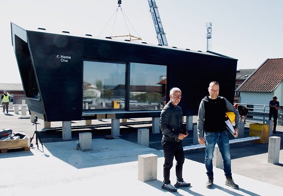 Bauunternehmer Axel Heck und Architekt Thomas Winkler vor dem ersten der zw&ouml;lf "Tiny" H&auml;user (Foto: agl)