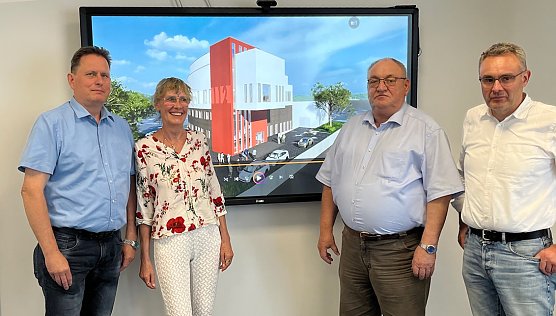 Blicken zur&uuml;ck und gleichzeitig voraus auf die neue Leitstelle: Aufsichtsr&auml;te der Service GmbH Matthias Ehrhold, Heike Umbach und Egon Primas. Rechts der Service-Gesch&auml;ftsf&uuml;hrer Gunnar Reuter (Foto: oas)