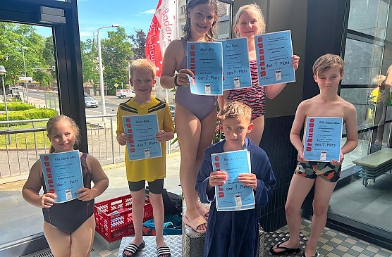 Gl&uuml;ckliche Gewinner zeigen stolz ihre Urkunden (Foto: S.Roscher)