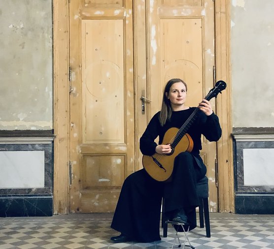 Gitarristin Catarina Caspari er&ouml;ffnet die kleine Kulturreihe im Pavillon (Foto: Catarina Caspari)