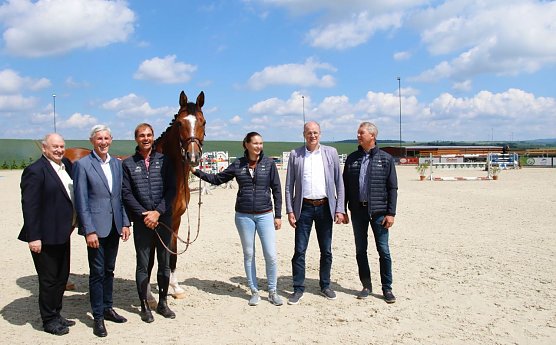 Gemeinsam f&uuml;r den Spitzensport - Familie Mackerodt, das Landratsamt, der Th&uuml;ringer Reit- und Fahrverband und Unternehmer Helmut Peter luden gestern zur Vorstellung des Gro&szlig;en Preis von Immenrode in den kleinen Ort (Foto: agl)