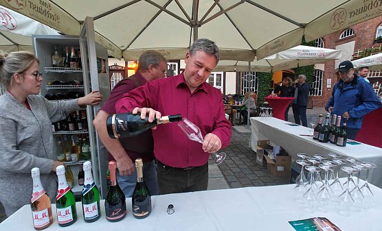 Der Chef pers&ouml;nlich schenkt die Gl&auml;ser ein: Thomas M&uuml;ller bei der Arbeit (Foto: P.Blei)