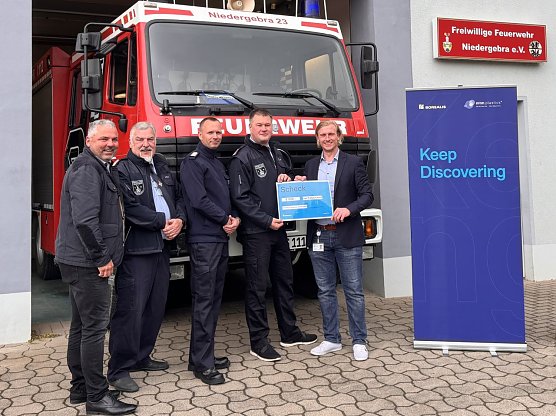 Christoph Ott (rechts im Bild) und Michael Freutsmiedl (links) von mtm plastics mit Jens Grabe (2. v.l.), Mario Czinzoll (3. v.l.) und Michael Fischer (4. v.l.) von der Freiwilligen Feuerwehr Niedergebra (Foto: mtm plastics)