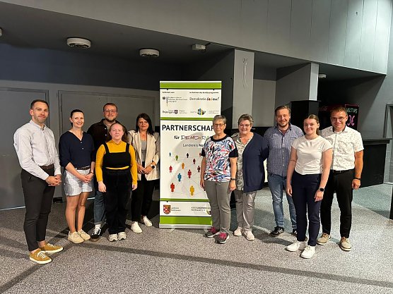 v.l.: Kai Schuricht-TMBFSJ, Franziska Cellarius, Fabian Dankemeyer, Paula Panke, Anja Barth, Beate Walzel, Ina Schm&uuml;cking, Dustin Hoffmann, Ella Krie&szlig;, Marcel Hoffmann (Foto: Kreisjugendring)