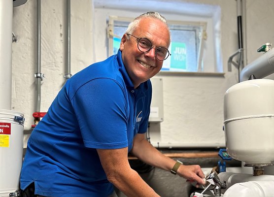 WBG-Techniker Herr Junge bei der Unterstützung der Legionellenprüfung (Foto: WBG Südharz) WBG-Techniker Herr Junge bei der Unterstützung der Legionellenprüfung (Foto: WBG Südharz)