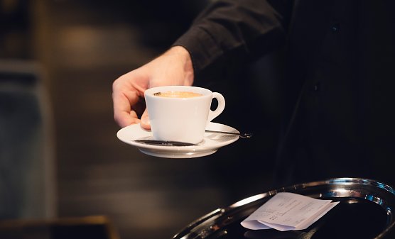 Mal eben ein paar Euro nebenbei verdienen: Aber Mini-Jobber machen keine Arbeit 2. Klasse, sagt die Gewerkschaft NGG Th&uuml;ringen. Sie sollten darauf achten, nicht &uuml;ber den Tisch gezogen zu werden � schon gar nicht beim Lohn. (Foto: NGG | Tobias Seifert)