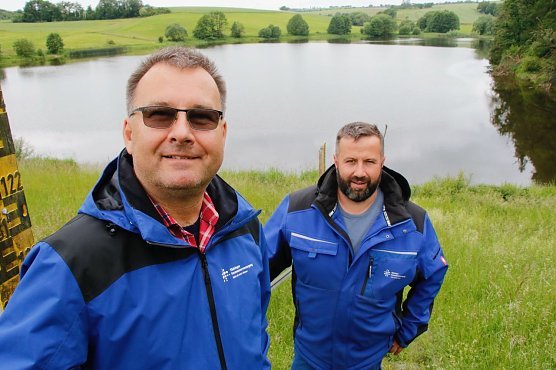 Detlef Hogh und Tim Sourell k&uuml;mmern sich um das Wohl der Iberg-Talsperre (Foto: agl)