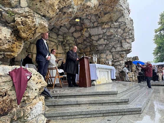 Rede von Egon Primas in der Grotte auf dem Annaberg (Foto: Bund der Vertriebenen, Kreisverband Nordhausen)