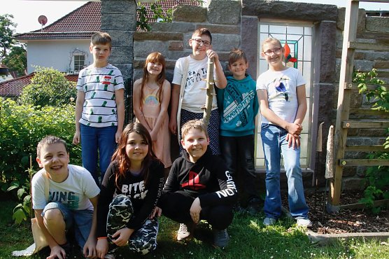 F&uuml;r ihre kreativen Ideen im Umgang mit dem Wasser im Schulgarten haben die Sch&uuml;lerinnen und Sch&uuml;ler der 3a den 5. Platz im Wettbewerb "Echt Kuh-l!" belegt (Foto: agl)