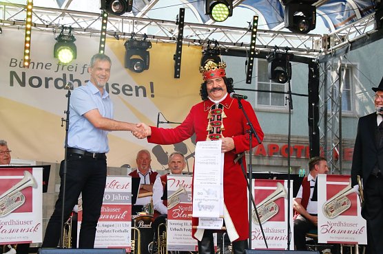 F&uuml;nnef Uffgaben un dri Tage Ziet - die Rolandgruppe hatte f&uuml;r den OB Hausaufgaben mitgebracht (Foto: agl)