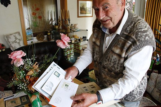 Das n&auml;chste Projekt liegt schon auf dem Tisch - Dr. Werner Greiner zeigt Briefmarkenmotive rund um den Boxer Max Schmeling (Foto: agl)