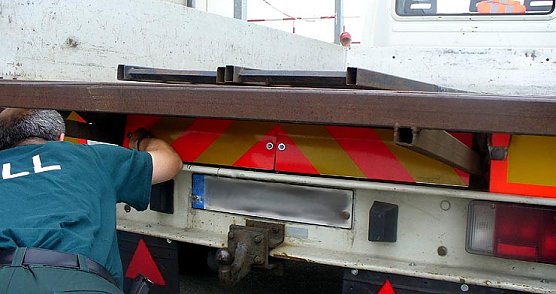 Doppelter Boden entdeckt (Foto: Zoll)