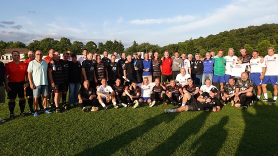 Beide Mannschaften und die Organisatoren nach dem Spiel (Foto: nnz)