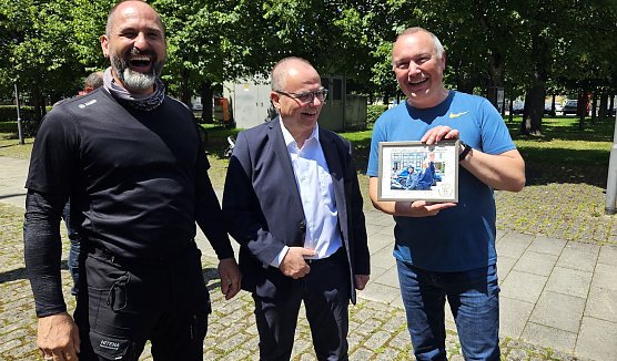 Biker verabschieden Jochen Lenz (Mitte) (Foto: R.Englert)