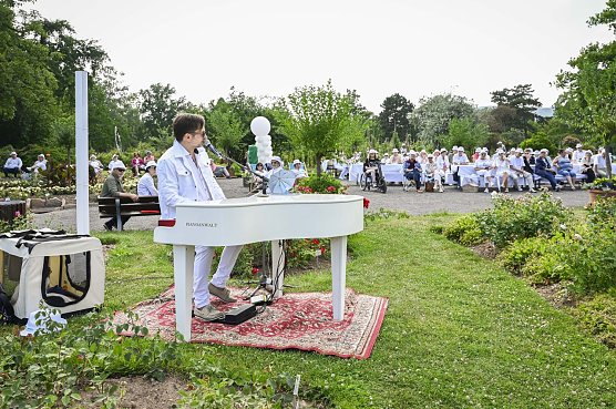 Picknick Konzert "en blanc" im Europa-Rosarium (Foto: Sangerhausen)