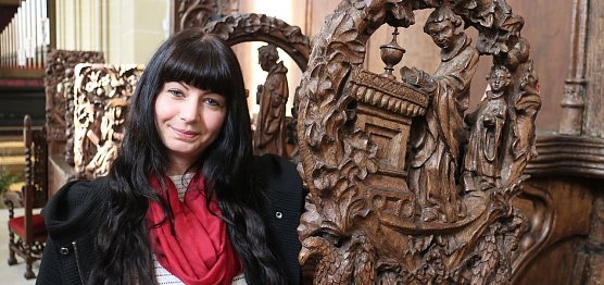 Kunsthistorikerin Jessica M&uuml;ller am Chorgest&uuml;hl des Nordh&auml;user Doms (Foto: nnz-Archiv)