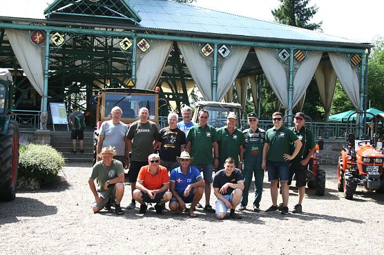 Schlepperfreunde auf dem Auerberg (Foto: Ulrich Reinboth) Schlepperfreunde auf dem Auerberg (Foto: Ulrich Reinboth)