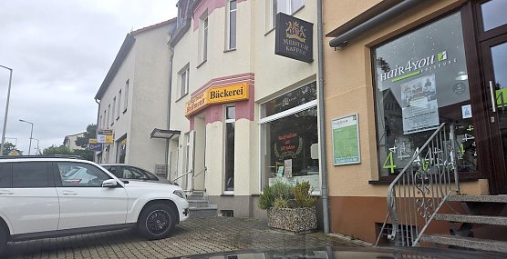 Gleich hinter dem Blumenkasten soll es sich verbergen: ein Schildchen, das ein Parkverbot fordert (Foto: Frau K.)