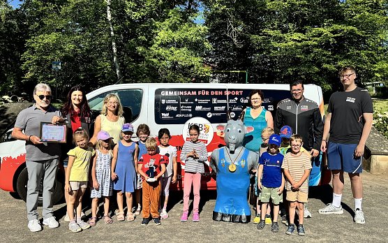 &Uuml;bergabe des B&ouml;ckchens (Foto: KSB)