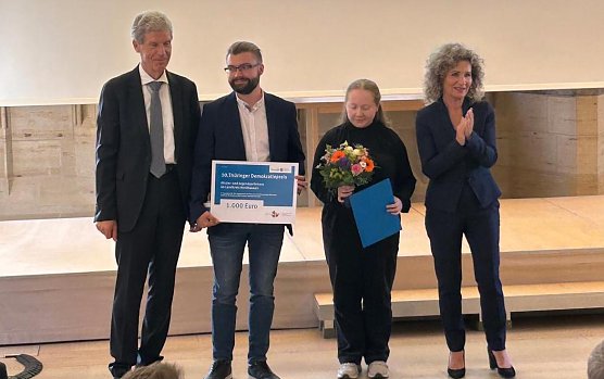 Bei der Preisverleihung mit Minister Holter (l.) und Landtagspr&auml;sidentin Pommer (r.) (Foto: Fabian Dankemeyer)