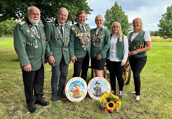 Der Hofstaat der Sch&uuml;tzenkompanie (Foto: Sch&uuml;tzenkompanie 1420)