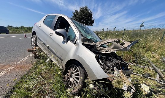 Etwas vom rechten Weg abgekommen: Peugeot an der Kreuzung zur Autobahn (Foto: S.Dietzel)