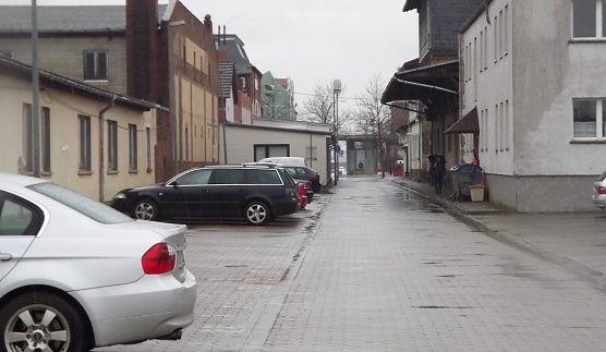 Der Blick Richtung Bahnhofsplatz am gleichen Tag, dort, wo die beiden Geb&auml;ude rechts stehen, befanden sich Empfangsgeb&auml;ude und Toilettenh&auml;uschen der NWE von 1897 bis 1913 (Foto: W.Schwarzbach)