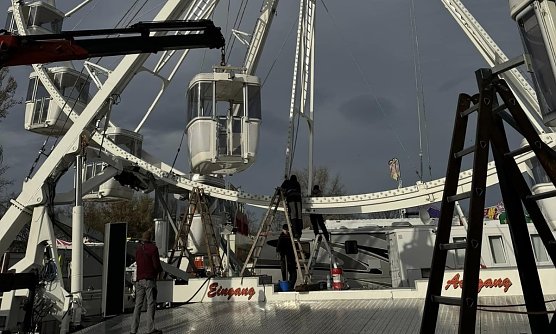 Riesenrad im Aufbau (Foto: www.adolf-steuer.de) Riesenrad im Aufbau (Foto: www.adolf-steuer.de)