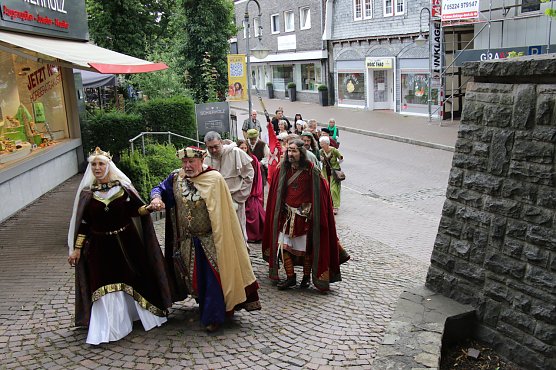 Einzug in vollem Ornat - die Ruhest&auml;tte des Ahnherrn der Ottonen wurde besucht (Foto: agl)