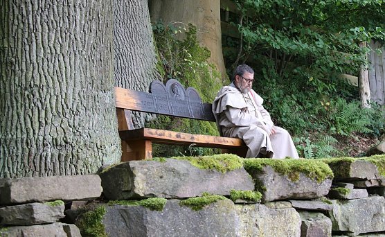 Widukind (von Corvey) in tiefer Kontemplation oder auch: Thomas Kopf, als M&ouml;nch verkleidet, macht kurz Verschnaufpause (Foto: agl)