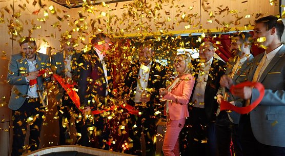 Goldregen zur offiziellen Er&ouml;ffnung (Foto: nnz)