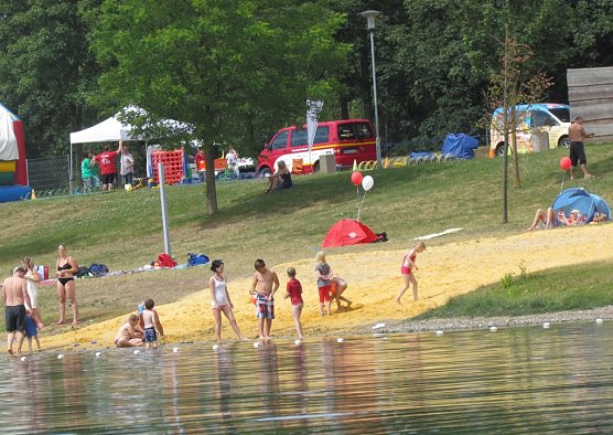 K&uuml;hles Nass und vie Spa&szlig; drumherum - am Kiesschacht will man am Sonntag Sommerfest feiern (Foto: Badehaus Nordhausen)
