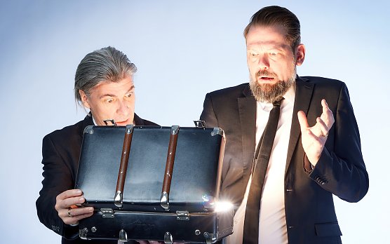 Das Satire-Duo ONKel fISCH mit KofferKLEIN (Foto: ONKel fiSCH) Das Satire-Duo ONKel fISCH mit KofferKLEIN (Foto: ONKel fiSCH)