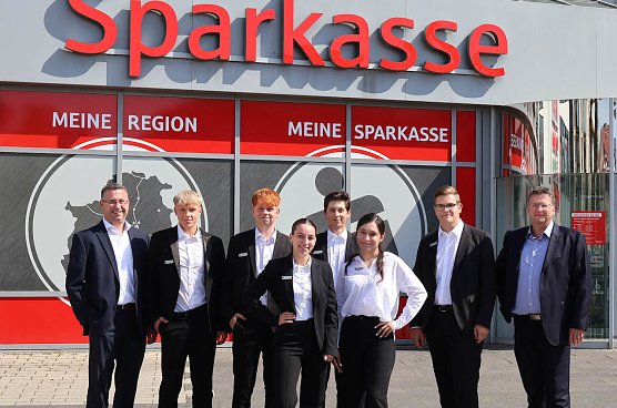 v.l.n.r. Jan Oberb&uuml;chler, Vorstandsmitglied, Lucian Goutier, Arnold Rausch, Olivia Kaltbach, Joaquin Friedrichs, Tahmina Maharramova, Luiz Wramp, Vorstandsvorsitzender Thomas Seeber (Foto: Justine Schrumpf)