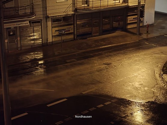 Die Stra&szlig;e ein Fluss - in Nordhausen sorgte Starkregen in der Nacht f&uuml;r Probleme (Foto: Peter Blei)