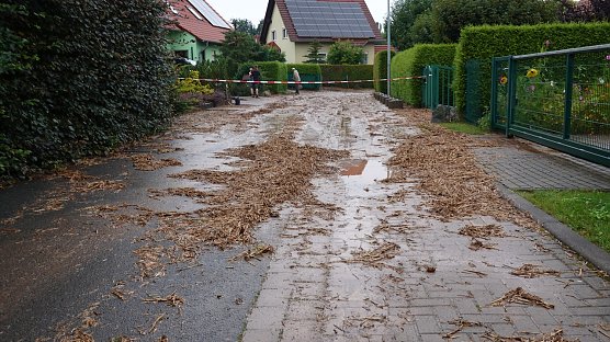 Mehrere Stra&szlig;en in Salza wurden in der Nacht &uuml;berflutet, wie hier der Buchenweg (Foto: nnz)